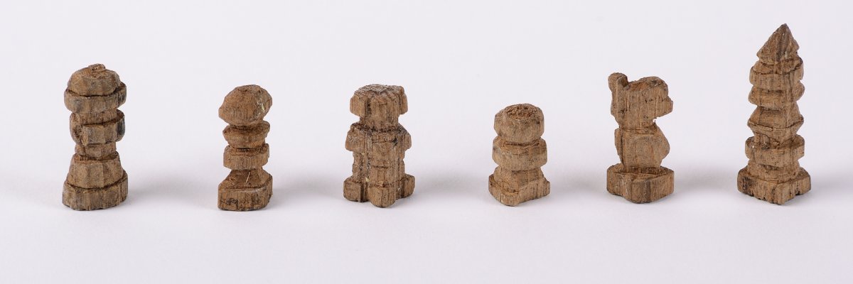 Holzschnitzfiguren aus dem KZ-Nebenlager Lieberose Holzschnitzfiguren aus dem KZ-Nebenlager Lieberose