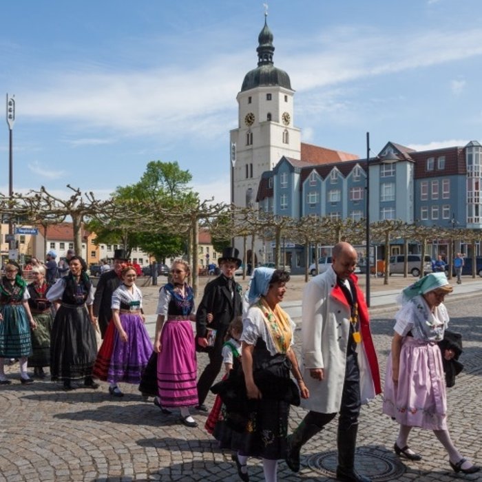 Trachtenträger aus ganz Deutschland ziehen zum Deutschen Trachtentag 2017, im Hintergrund der Marktplatz mit Kirche.