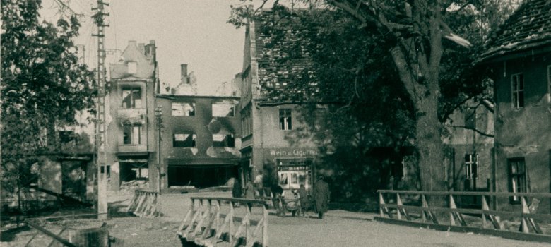 Der Brückenplatz am Ende des Zweiten Weltkriegs (Blickrichtung Innenstadt). Der Brückenplatz am Ende des Zweiten Weltkriegs (Blickrichtung Innenstadt).