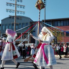 Kinder der Tanzgruppe Lutki beim Bändertanz beim Maibaumstellen