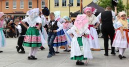 Lutki beim Maibaumstellen Kinder der Tanzgruppe Lutki beim Maibaumstellen