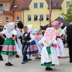 Kinder der Tanzgruppe Lutki beim Maibaumstellen