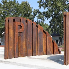 Stelen aus Cortenstahl bilden den Eingang zum Parkplatz Burglehn