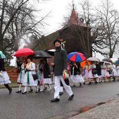 Frauen in niedersorbischer Trachten ziehen durchs Dorf zum Spinteball in Steinkirchen