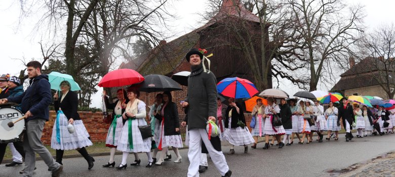 Frauen in niedersorbischer Trachten ziehen durchs Dorf zum Spinteball in Steinkirchen