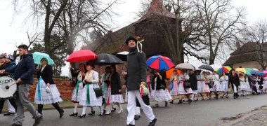Zug zum Spinteball in Steinkirchen Frauen in niedersorbischer Trachten ziehen durchs Dorf zum Spinteball in Steinkirchen