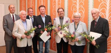 Fünf Ehrenamtler wurden 2019 im Neuhaus durch Bürgermeister Lars Kolan (l.) und Benjamin Kaiser (3.v.l.), den Vorsitzenden des Hauptausschusses, ausgezeichnet.
