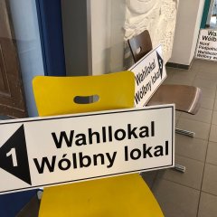 Eingang zum Wahllokal, auch auf Sorbisch