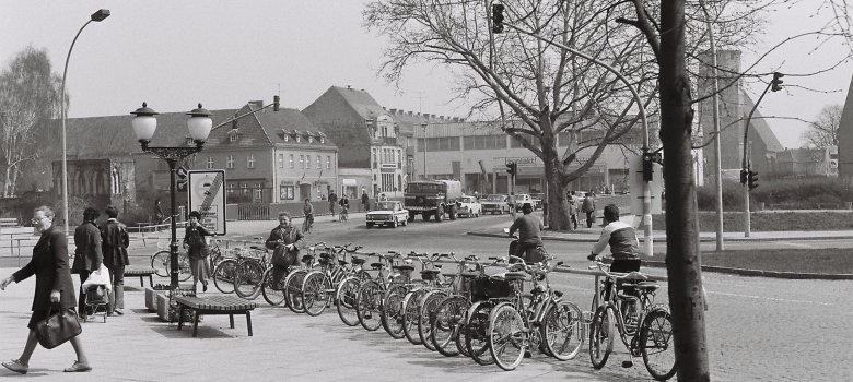 Der Brückenplatz zu DDR-Zeiten (mit Blick aufs Kontakt-Kaufhaus). Der Brückenplatz zu DDR-Zeiten (mit Blick aufs Kontakt-Kaufhaus).