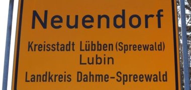 Ortseingangsschild des Lübbener Ortsteils Neuendorf