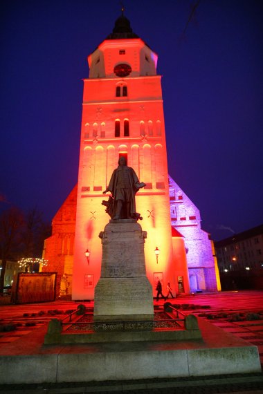 Das Paul-Gerhardt-Denkmal vor der Kirche bei Nacht.