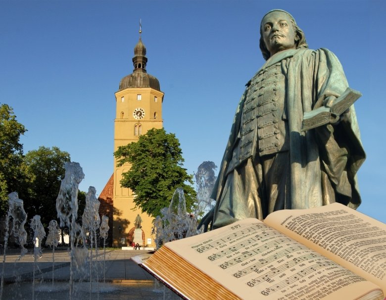 Das Paul-Gerhardt-Denkmal vor der Kirche