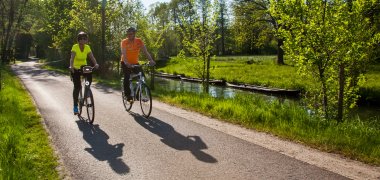 Radfahrer unterwegs im Spreewald