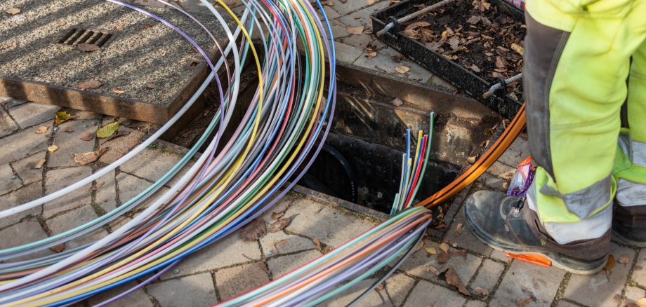 Infrastrukturmaßnahme Verlegung von Glasfaserleitungen für das schnelle Internet Infrastrukturmaßnahme Verlegung von Glasfaserleitungen für das schnelle Internet